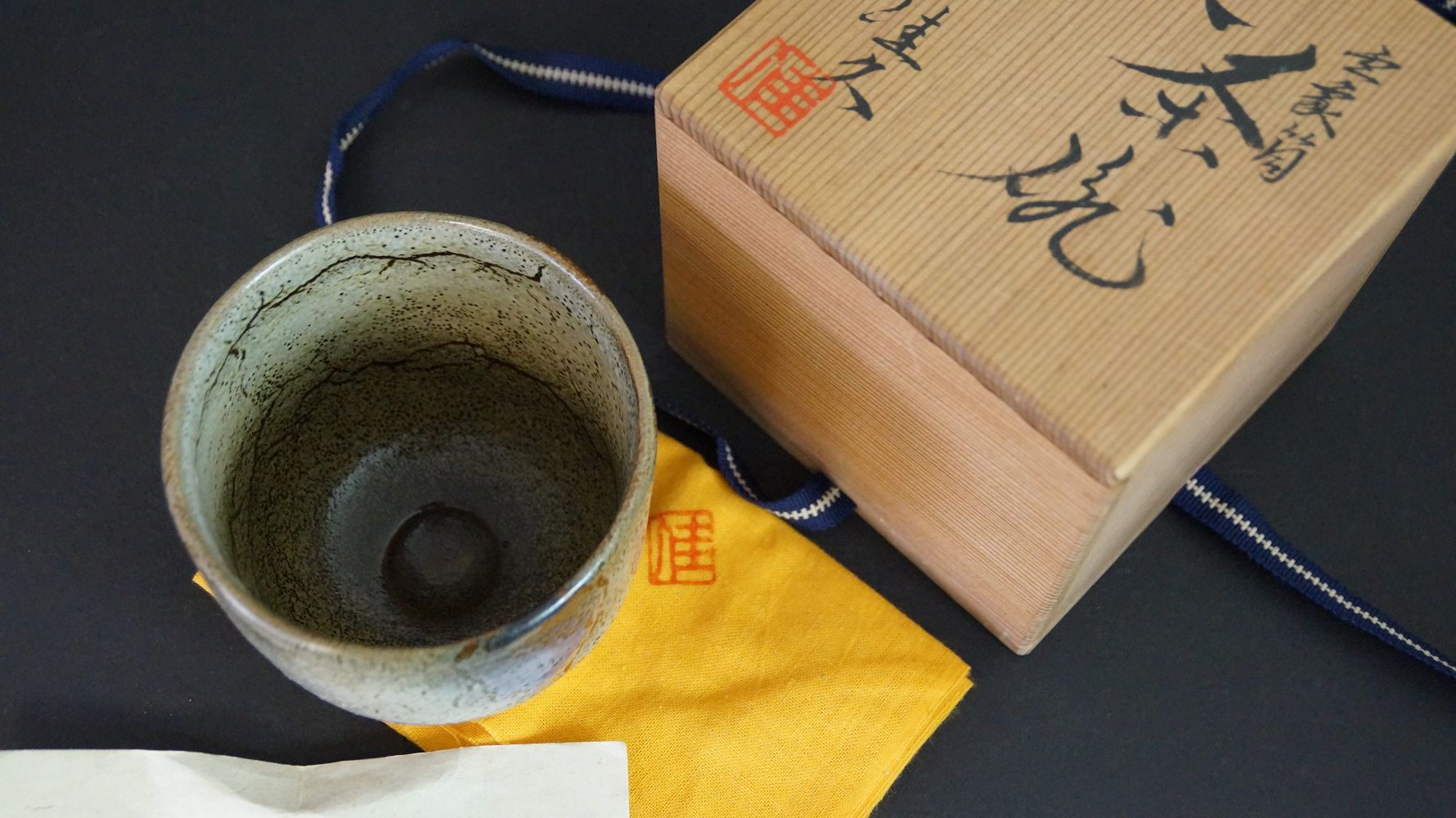 Chawan Teeschale in der geoeffneten Aufbewahrungsbox neben dem Kastendeckel mit Kuenstlersignatur