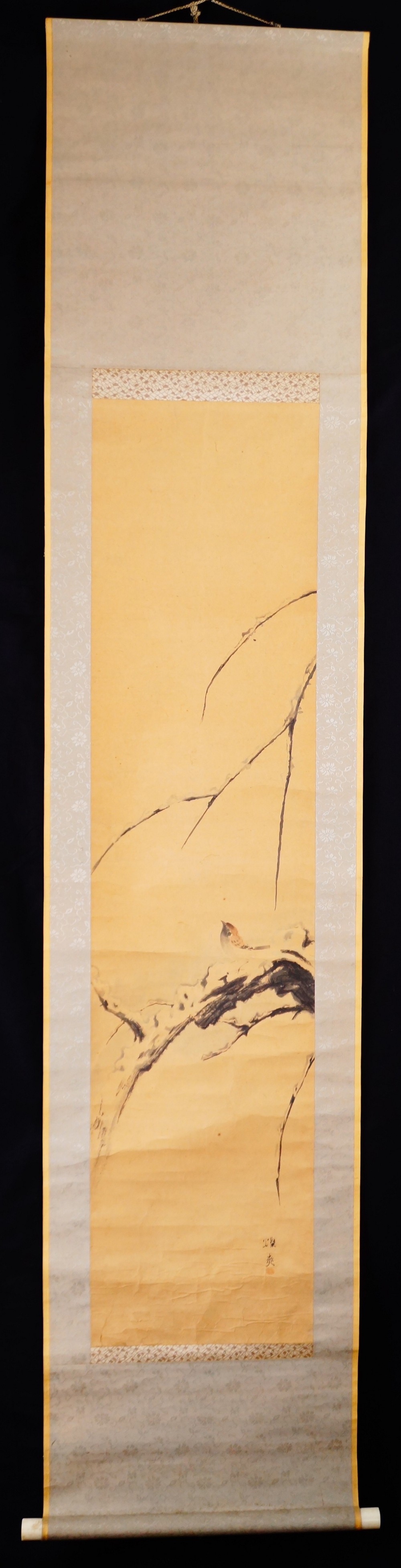 Gesamtansicht des Kakemono mit Vogel auf Pflaumenzweig von Sanso, aufgehaengt mit Aufhaengeschnur
