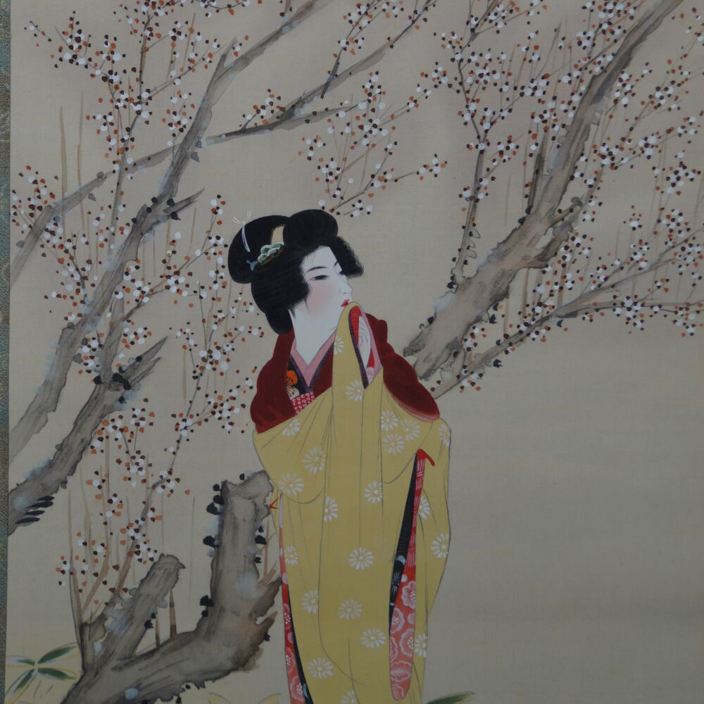 Nahaufnahme des Oberkoerpers der Dame mit Kimono vor Pflaumenblueten im Kakemono
