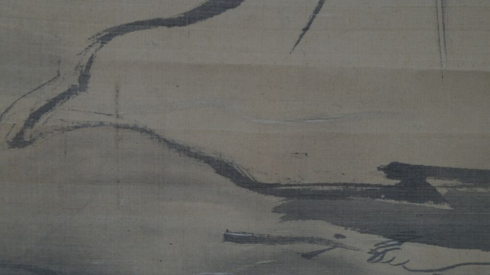 Nahaufnahme des lavierten Gewandes und der Fuesse von Bodhidharma im Kakemono Bodhidharma auf dem Weg