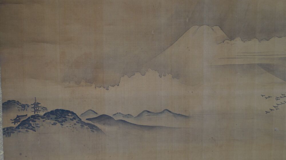 Weitere Ansicht des Fuji mit ziehenden Gaensen und der Pagode im Kakemono Fuji im Morgennebel, ohne Rahmung