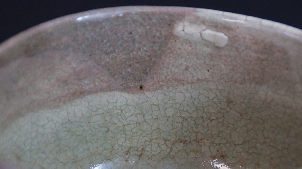 Nahaufnahme des Randes mit craquelierter Glasur der Chawan aus Kyoto-Keramik