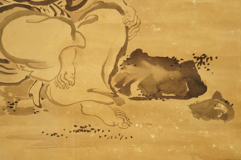 Einsiedler mit kleinem Drachen Tanaka Koga Fuesse und Felsen Motiv Nahaufnahme