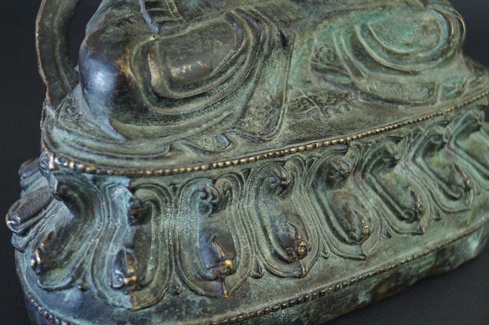 Statuetta cinese di Buddha in bronzo primo piano della base 1