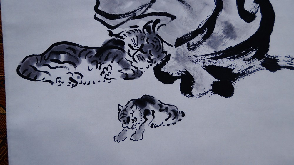 Nahaufnahme des liegenden Tigers und des kleinen Tigerjungen in Tuschemalerei