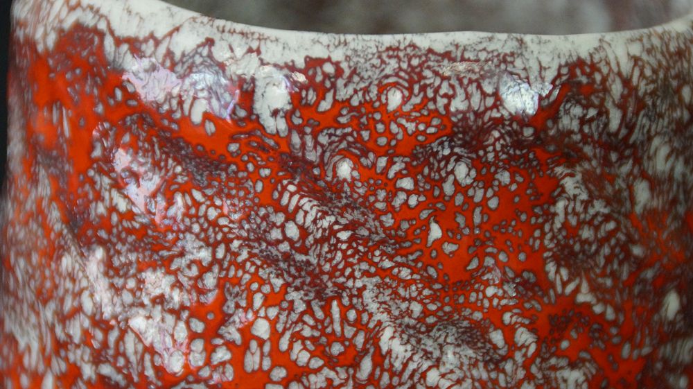 Extreme Nahaufnahme der netzartig craquelierten rot-weissen Glasurstruktur der Chawan Teeschale aus Minoh-Keramik