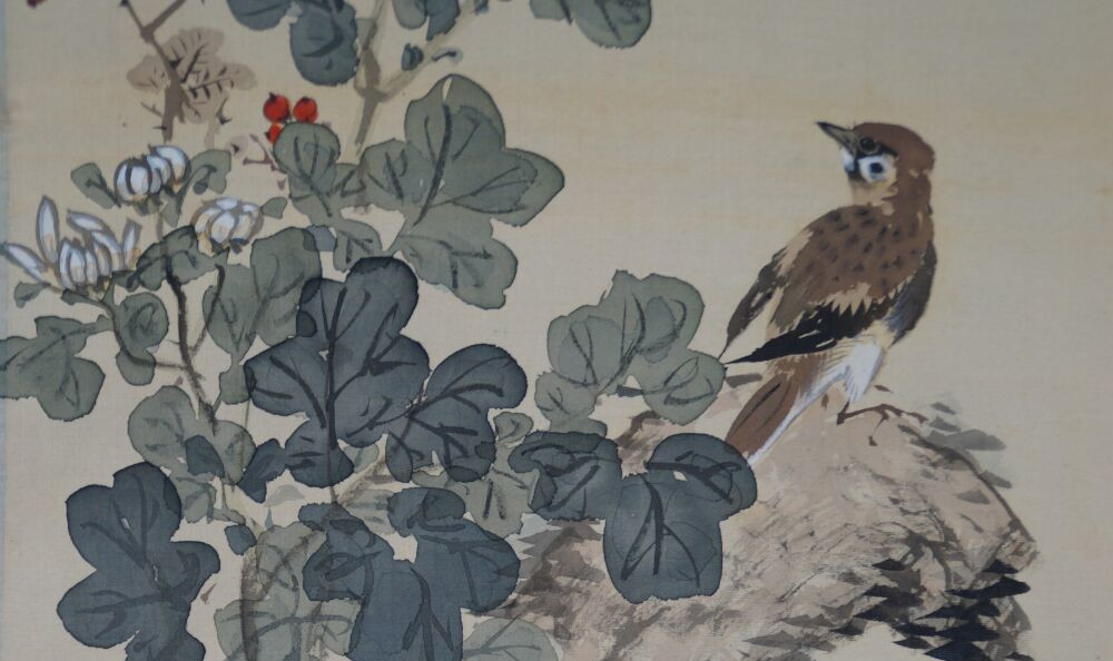 Detailansicht einer Kachō-ga-Hängerolle von Amano Shuryo mit einem Vogel auf einem blühenden Zweig.
