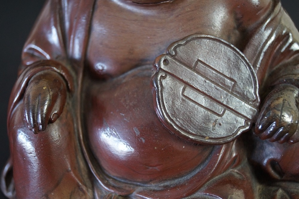 Hotei Figur aus Bizen Keramik Faecher Nahaufnahme