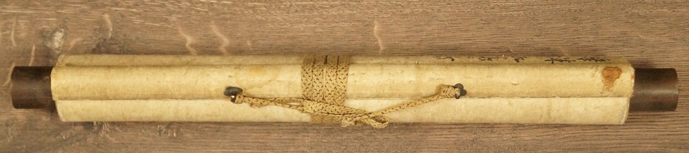 Kraehe auf einem Ahornzweig Kakemono zusammengerollt
