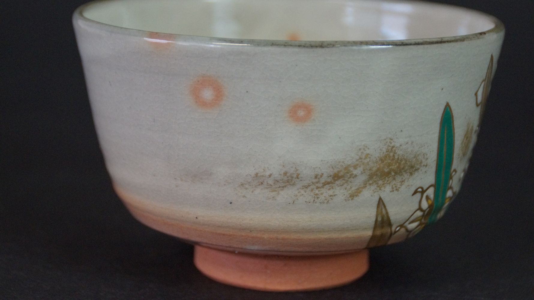 Weitere Ansicht der Rueckseite der Chawan Teeschale aus Kyoto-Keramik mit orangefarbenen Punkten