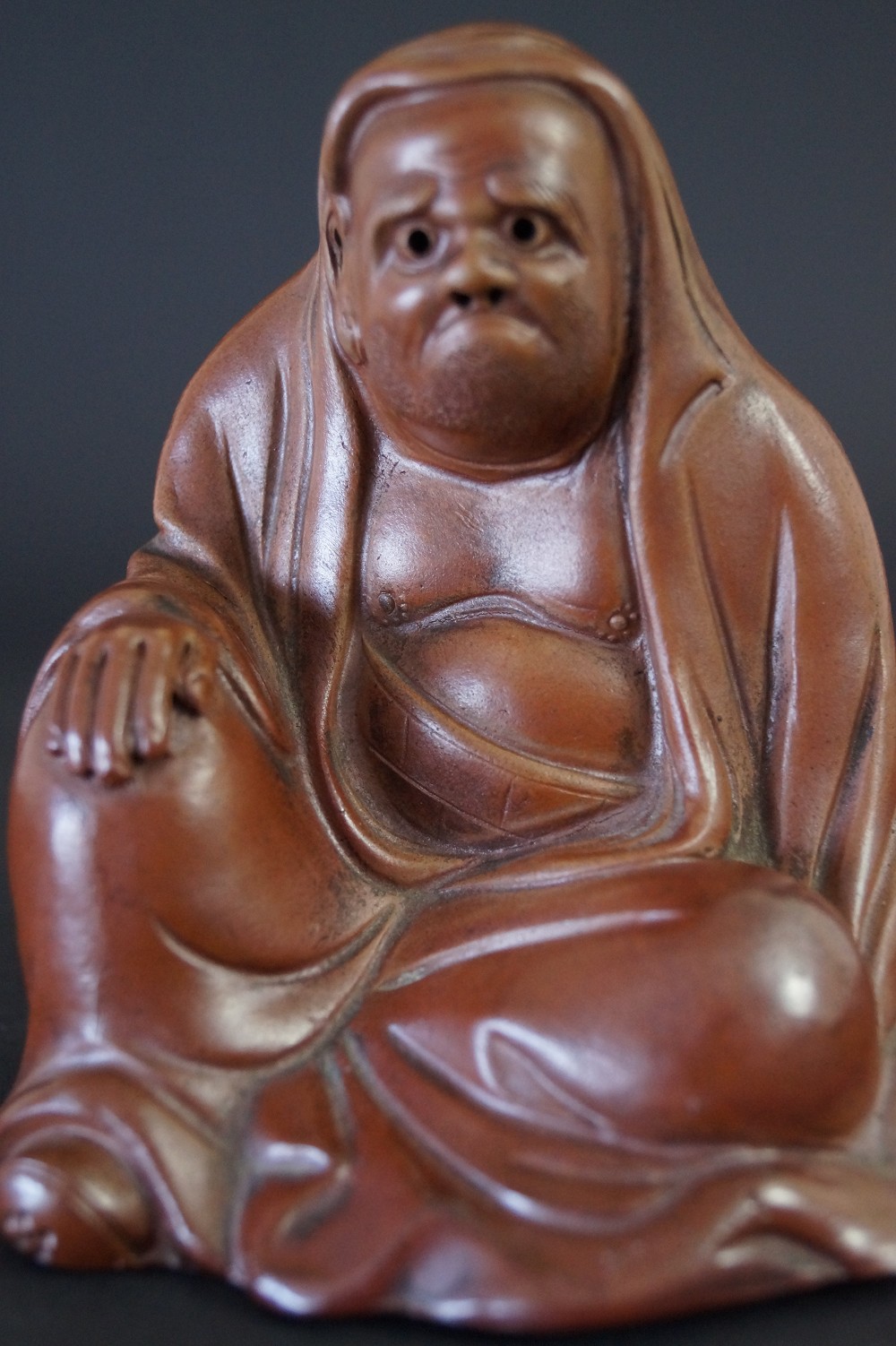 Figura de Bodhidharma vista frontal