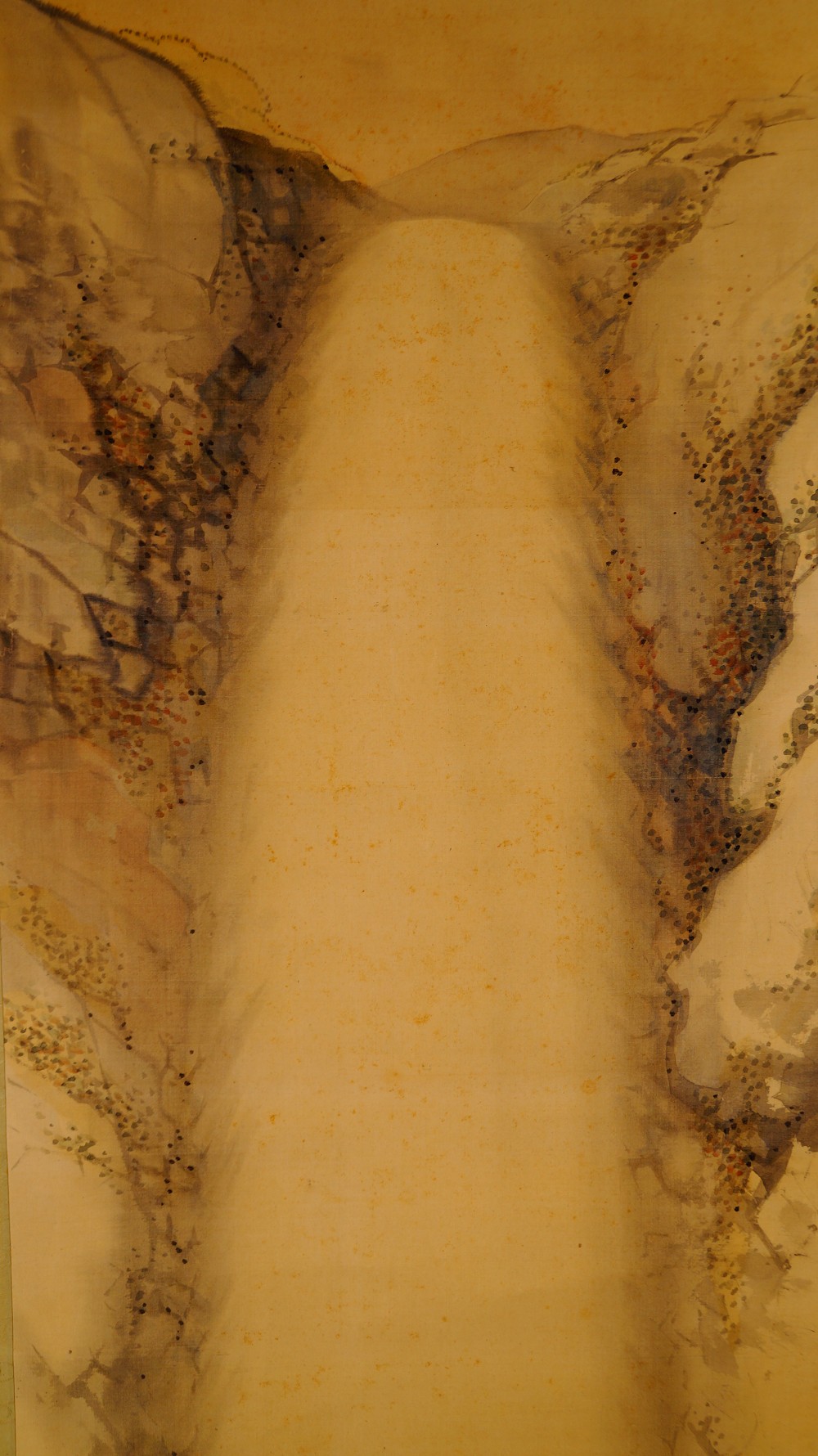 Nahaufnahme der moosbewachsenen Felswaende neben dem Wasserfall im Kakemono Wasserfall im Gebirge von Nakagawa Wado