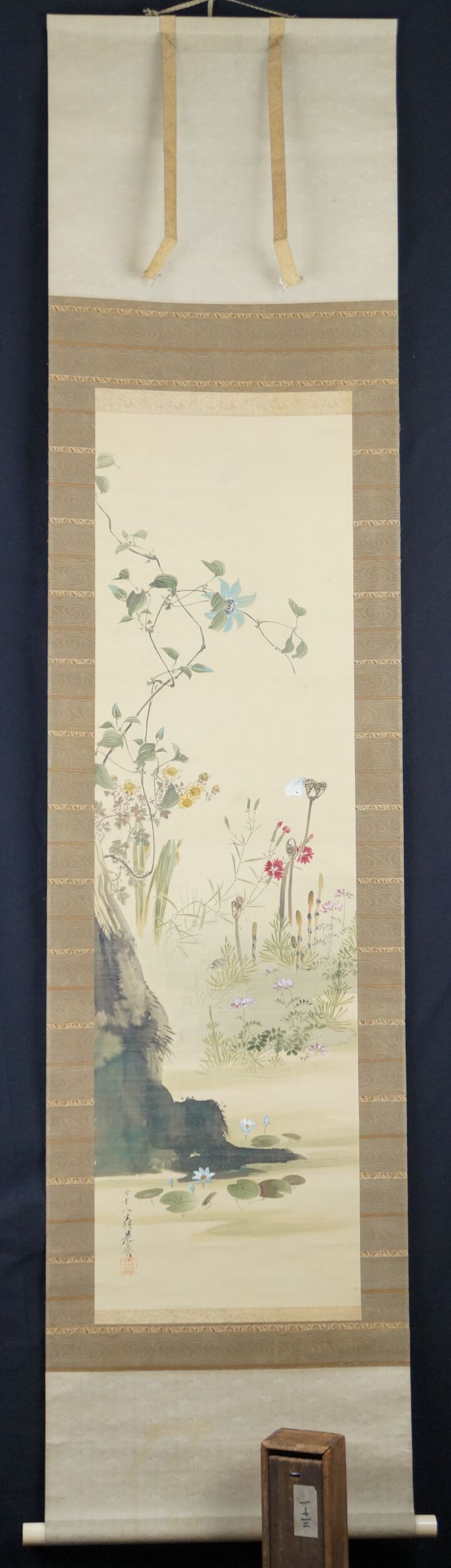 Kakemono Herbstliche Ufervegetation mit Schmetterling von Shibata Zeshin in voller gerahmter Ansicht mit Aufbewahrungsbox
