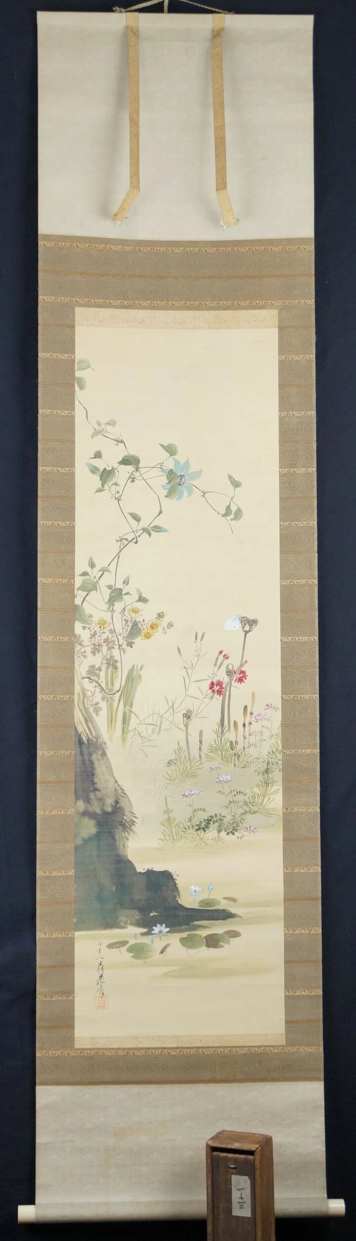 Kakemono vegetazione rivierasca con farfalla di Shibata Zeshin in vista completa montata con cofanetto di conservazione