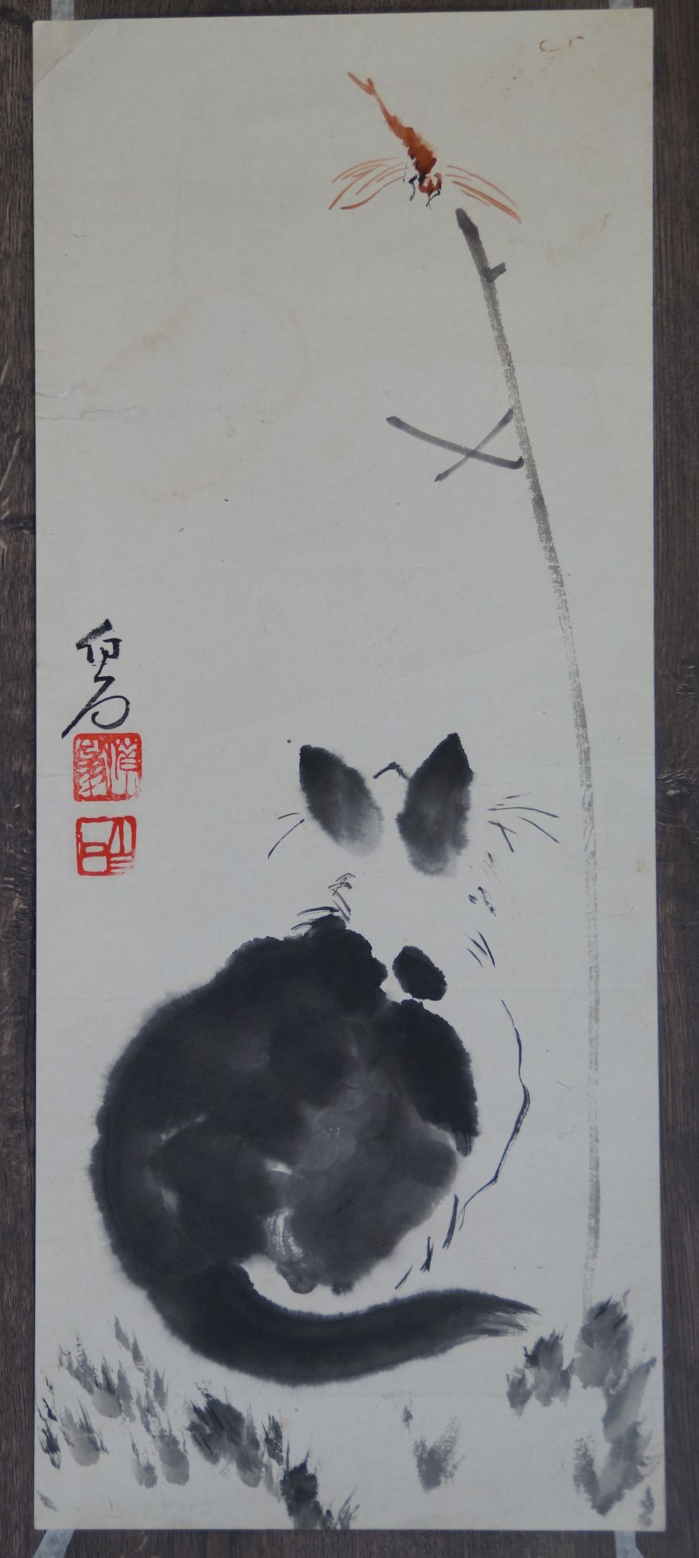 Chat noir et libellule à l'encre en tant que makuri non encadre en vue d'ensemble