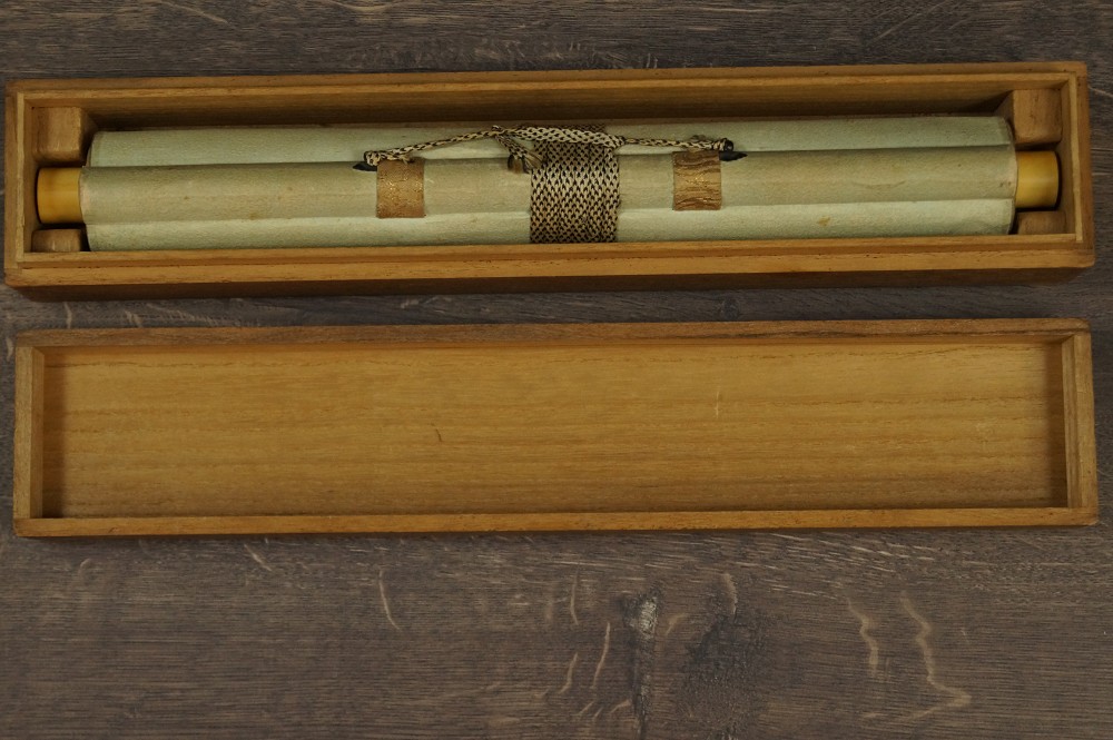 Japanisches Rollbild Kraniche von Nakajima Raisho zusammengerollt in Aufbewahrungsbox