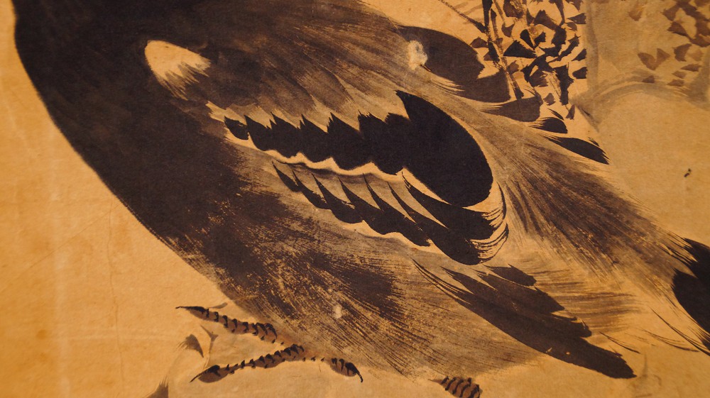 Nahaufnahme des Gefieders mit Fluegel- und Schwanzfedern des Reihers im Kakemono Reiher auf Fels mit Chrysanthemen von Yamamoto Baiitsu