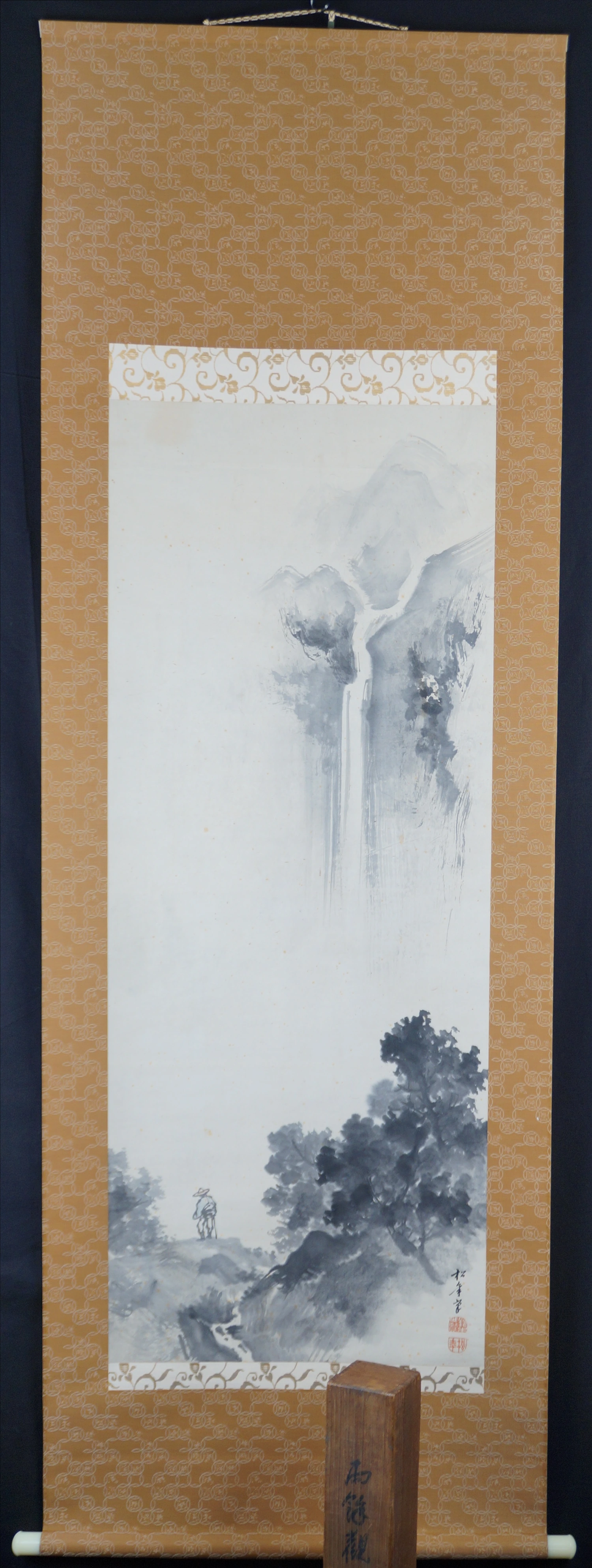 Kakemono Wanderer vor dem Wasserfall von Suzuku Shonen in voller gerahmter Ansicht mit Aufbewahrungsbox