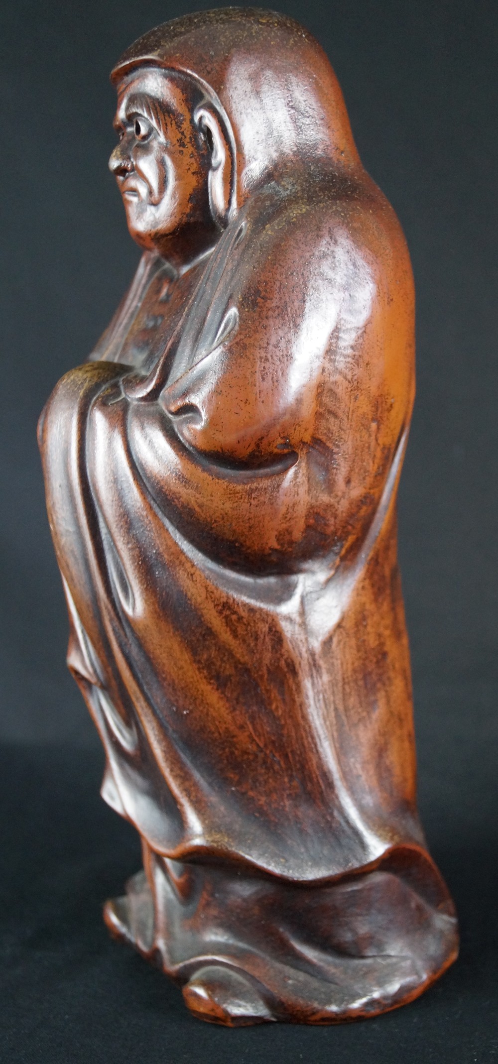 Bodhidharma Daruma weit geoeffnete Augen Bizen Keramik Seitenansicht 1