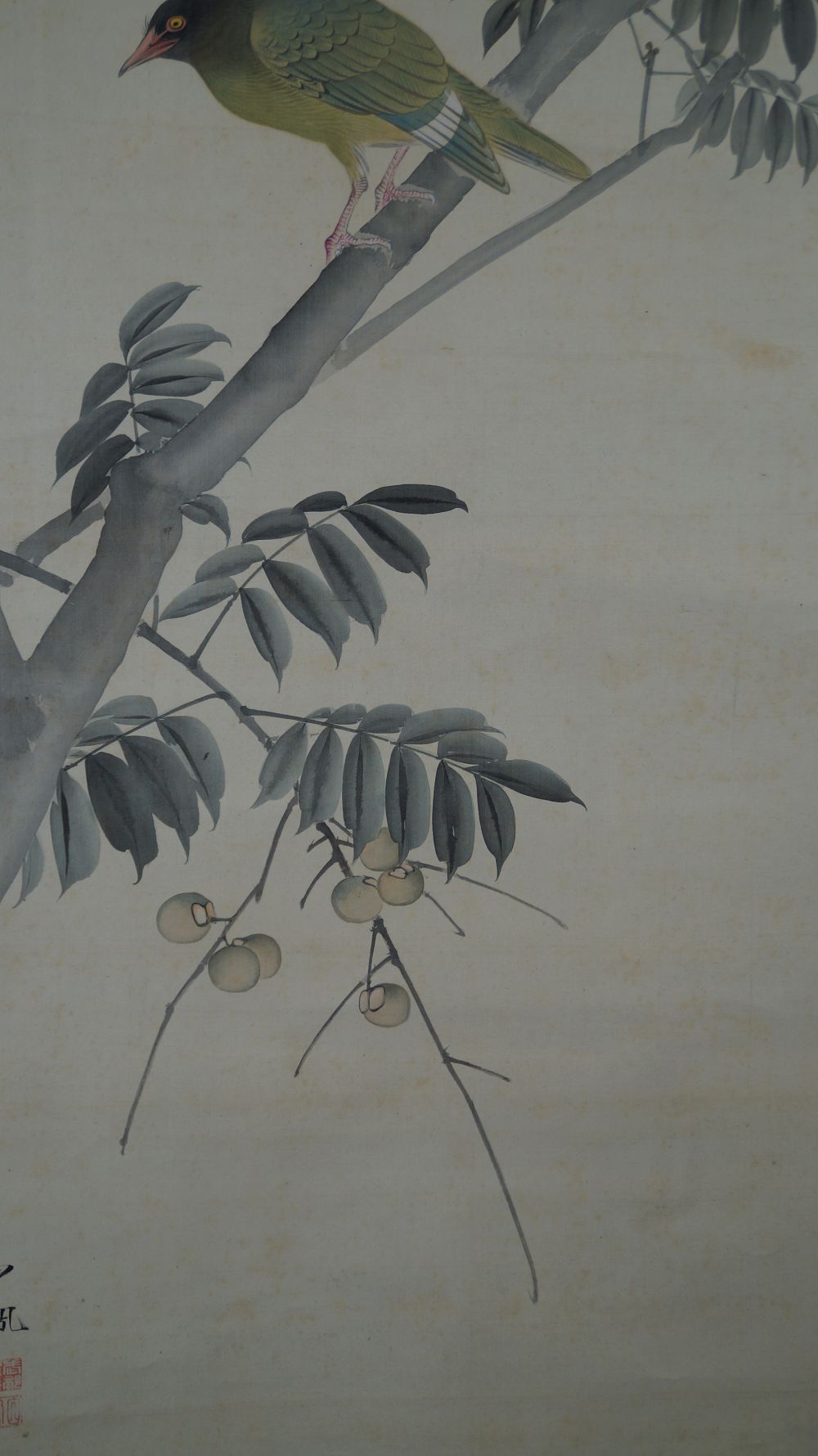 Gros plan de l'oiseau à côté de la signature de l'artiste et des sceaux rouges dans le kakemono Oiseau sur un arbre fruitier