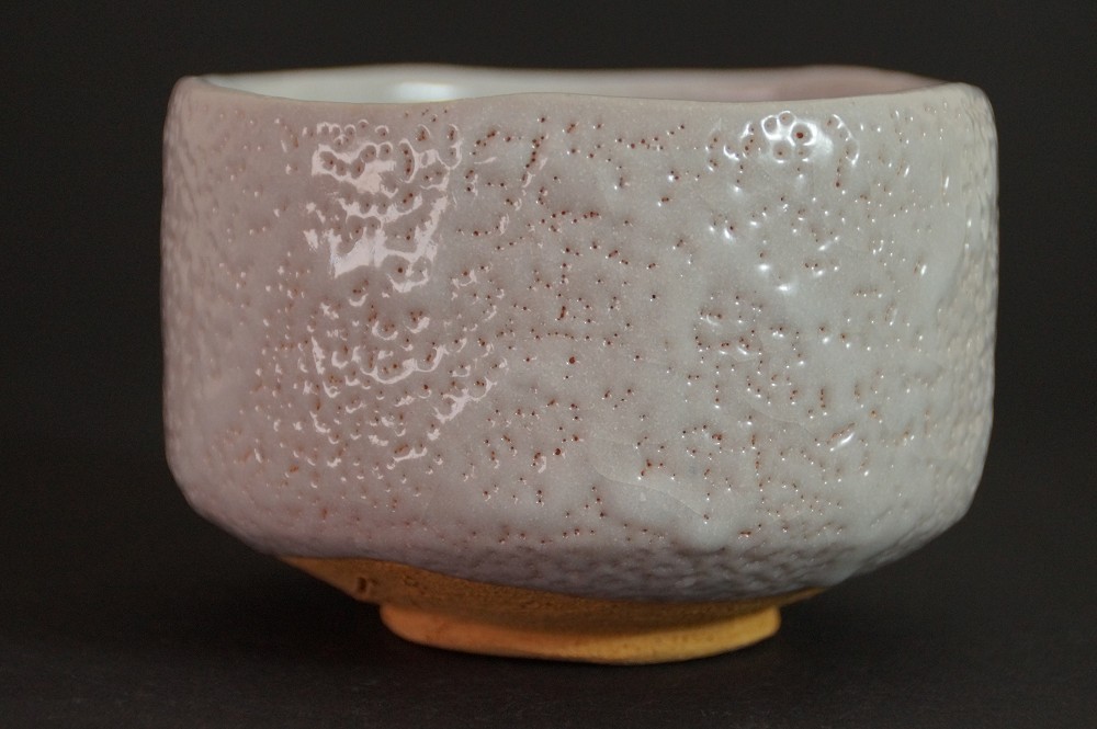 Seitenansicht des Chawan mit cremeweisser Shino-Glasur und blauen Farbschatten