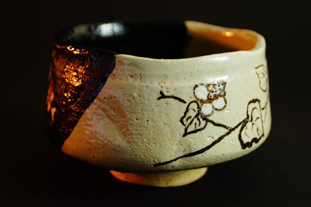 Chawan Teeschale mit Blumenmotiv aus Oribe-Keramik Seitenansicht 1