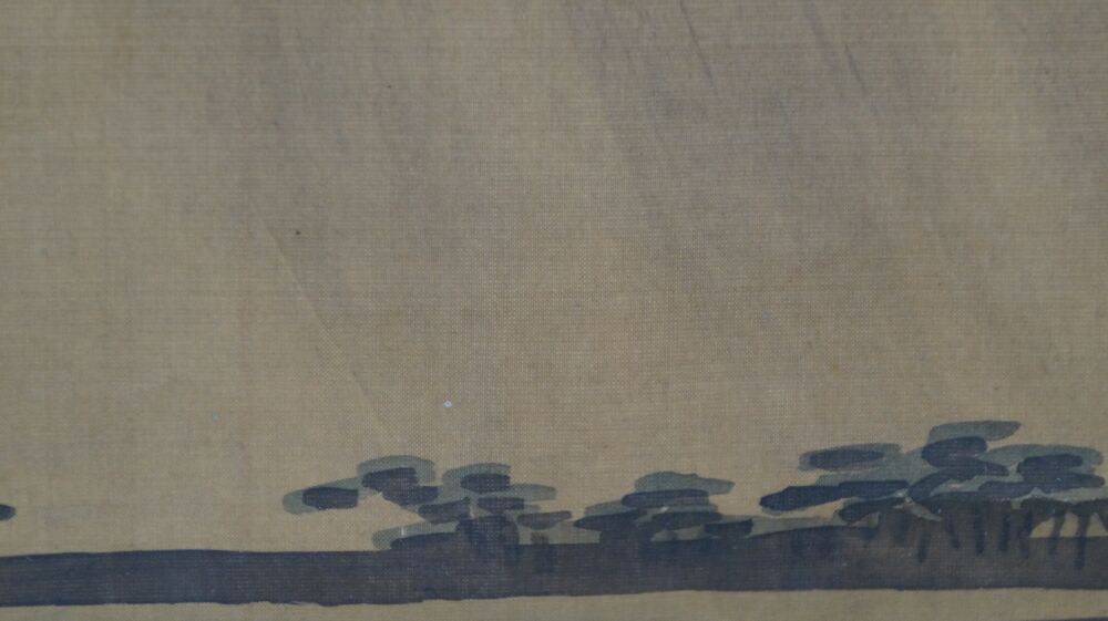Nahaufnahme der lavierten Kuestenlinie mit Kiefern im Kakemono Fuji im Morgennebel