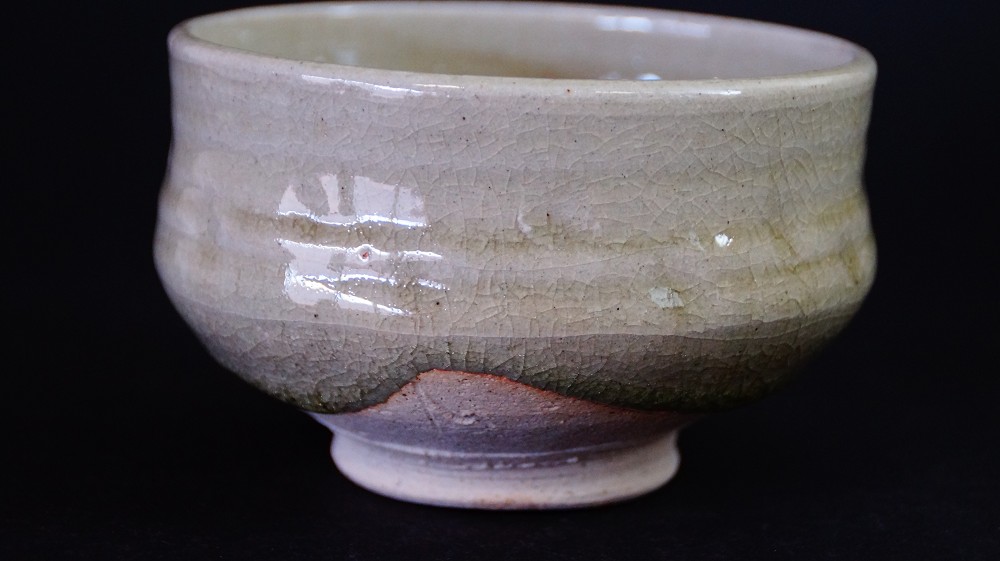 Weitere Seitenansicht des Chawan aus Seto-Keramik mit craquelierter Glasur und dunklem Fuss