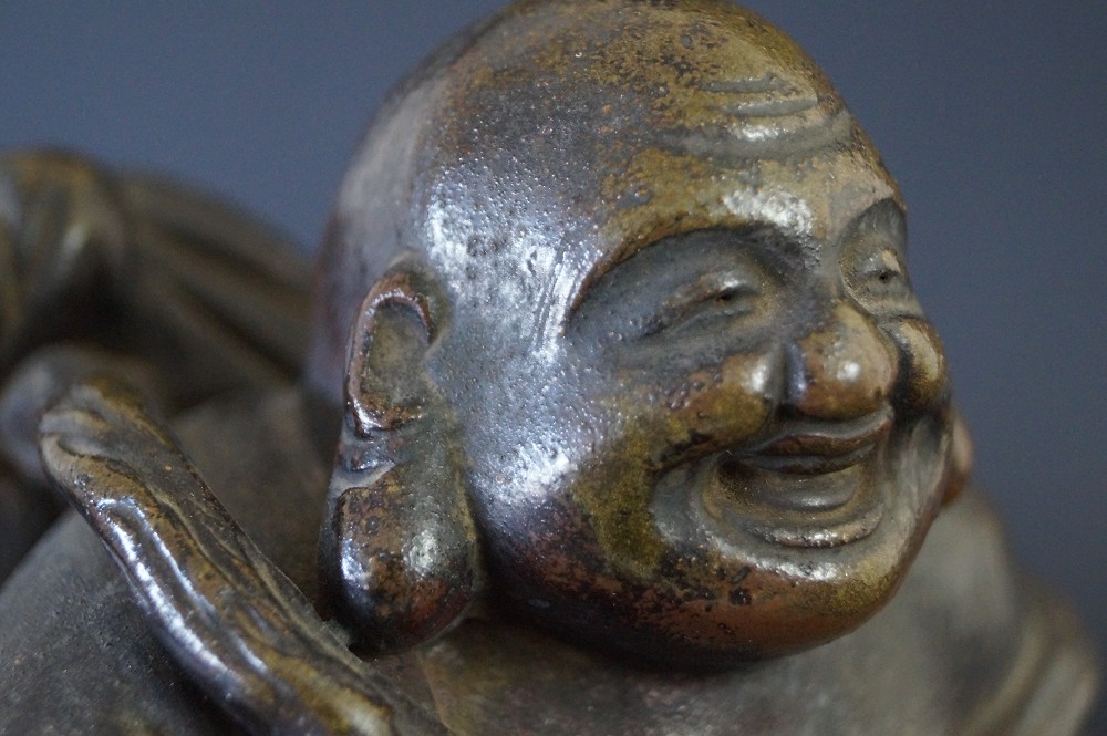 Hotei Figur aus Bizen Keramik Gesicht Nahaufnahme 4