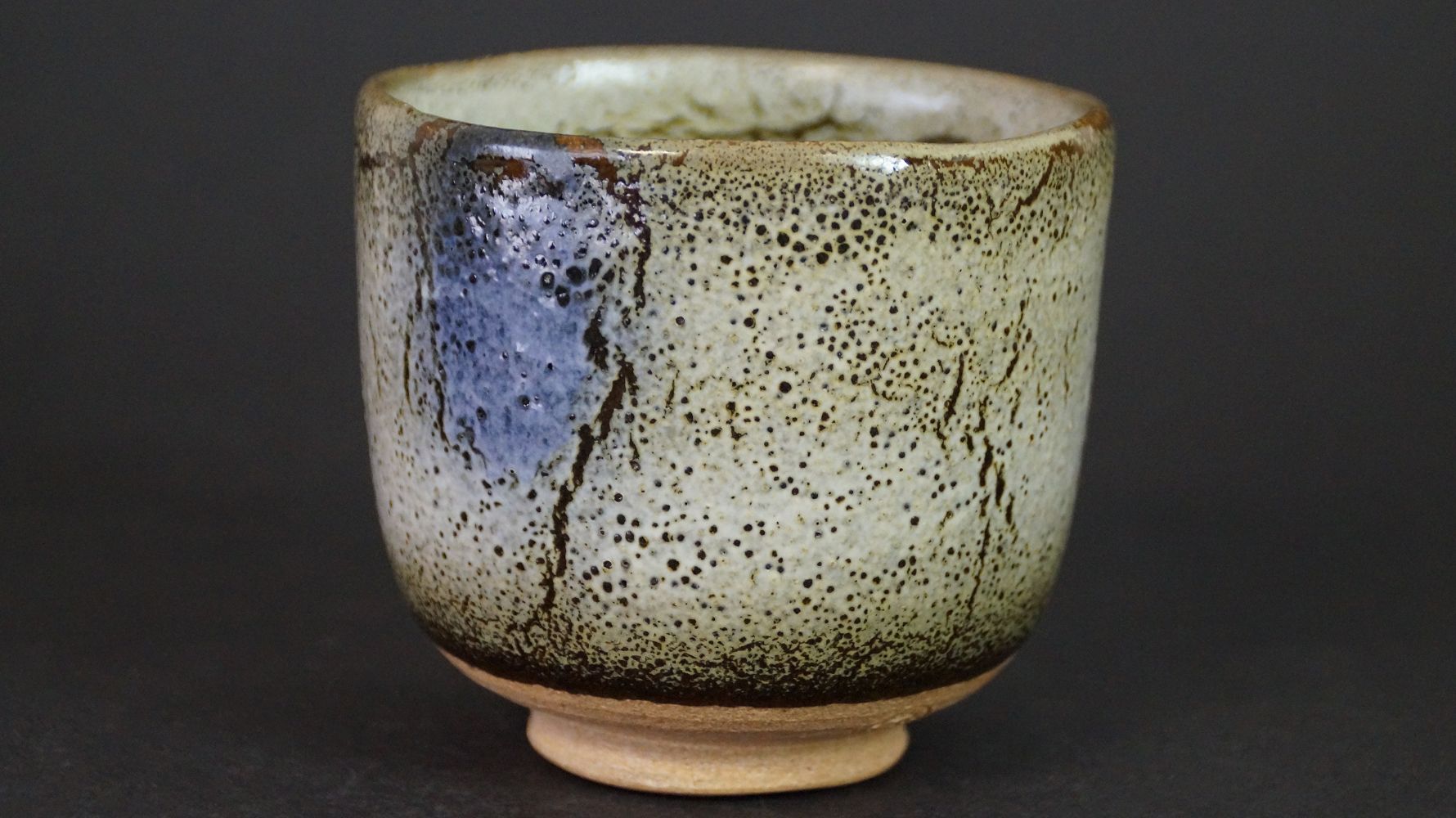 Weitere Ansicht der Chawan Teeschale aus Kyoto-Keramik mit dunkel gesprenkelter Glasur und blauem Akzent