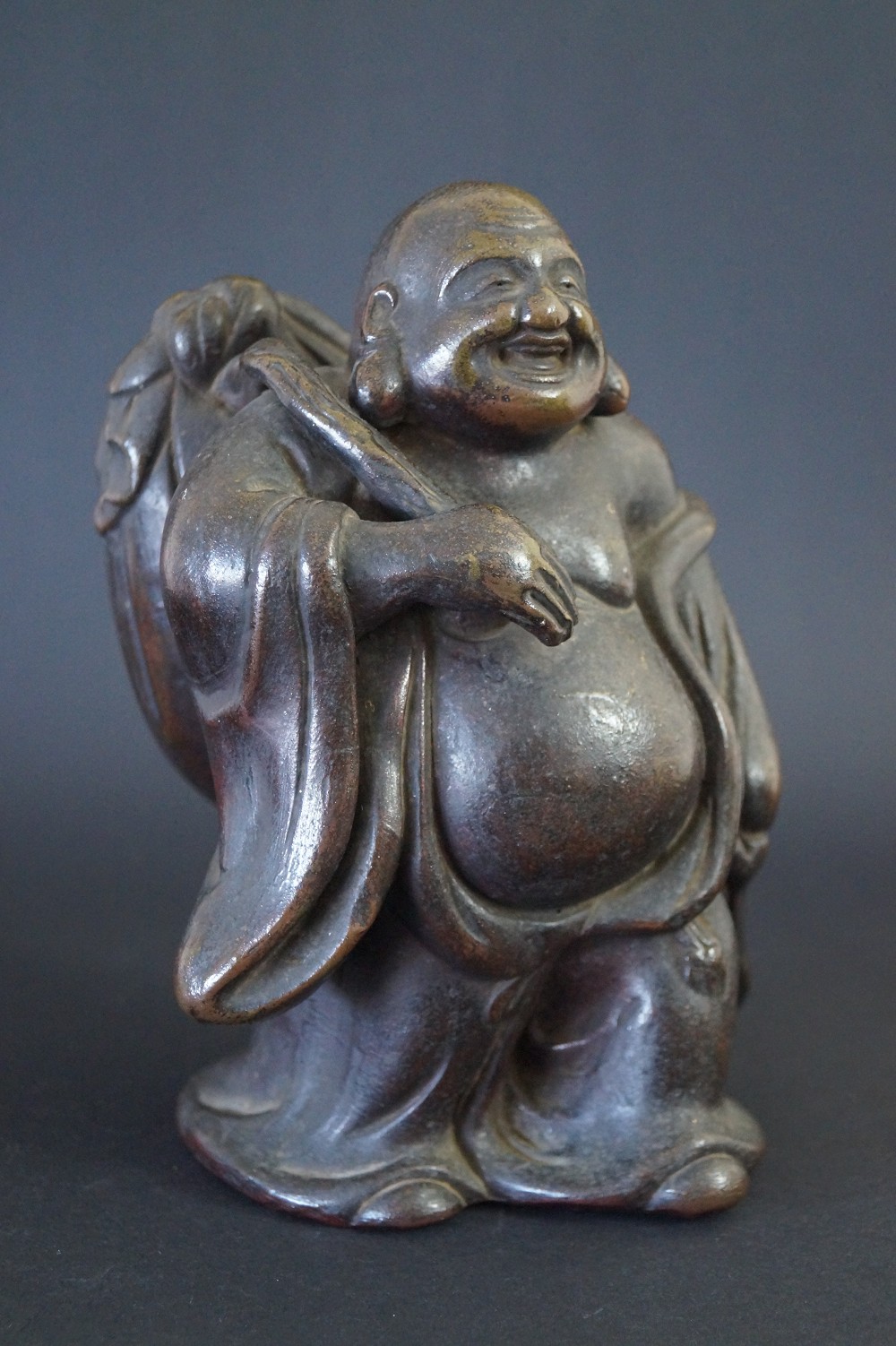 Hotei Figur aus Bizen Keramik Frontalansicht