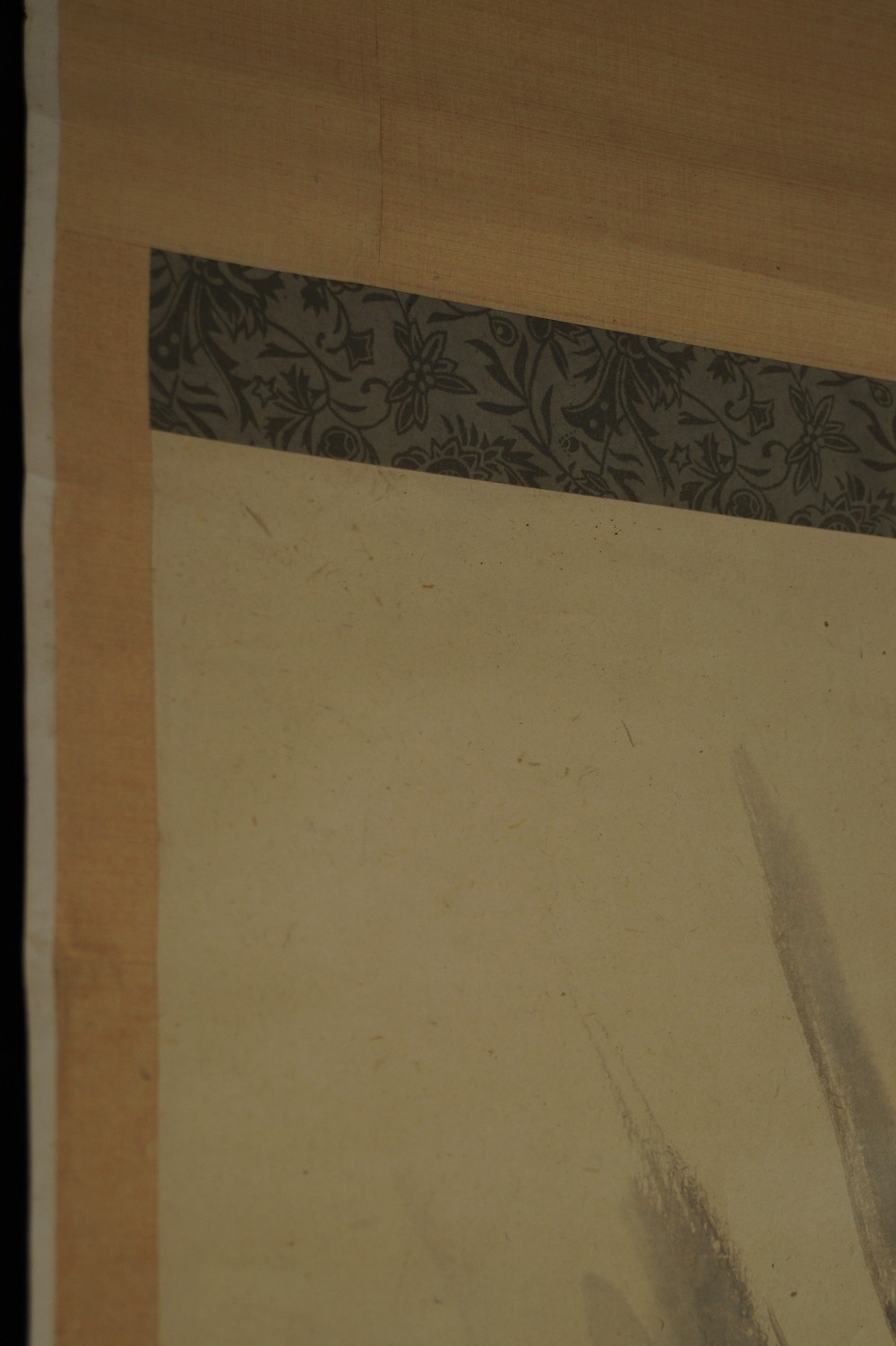 Kakemono Dragon dans les nuages Détail de la montage de l'encadrement en tissu