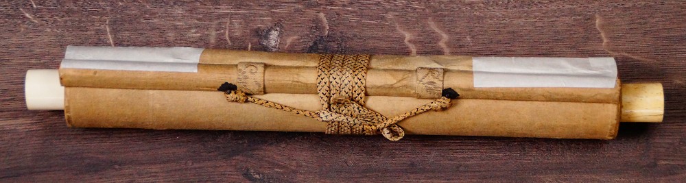 Zusammengerolltes Kakemono von Sobun mit Kordelverschnuerung