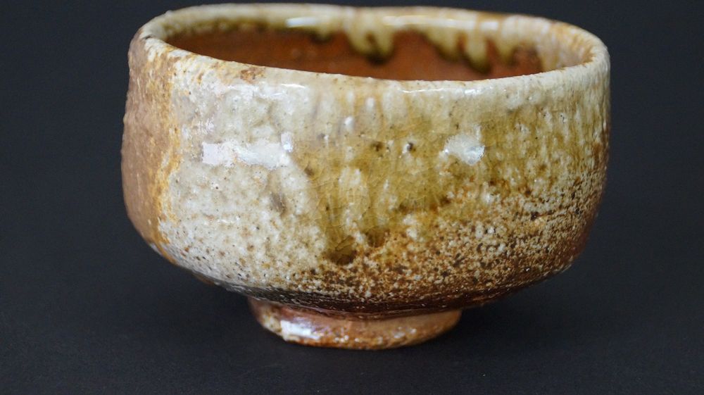 Nahaufnahme des Randes mit herablaufender Glasur der Chawan Teeschale aus Shigaraki-Keramik