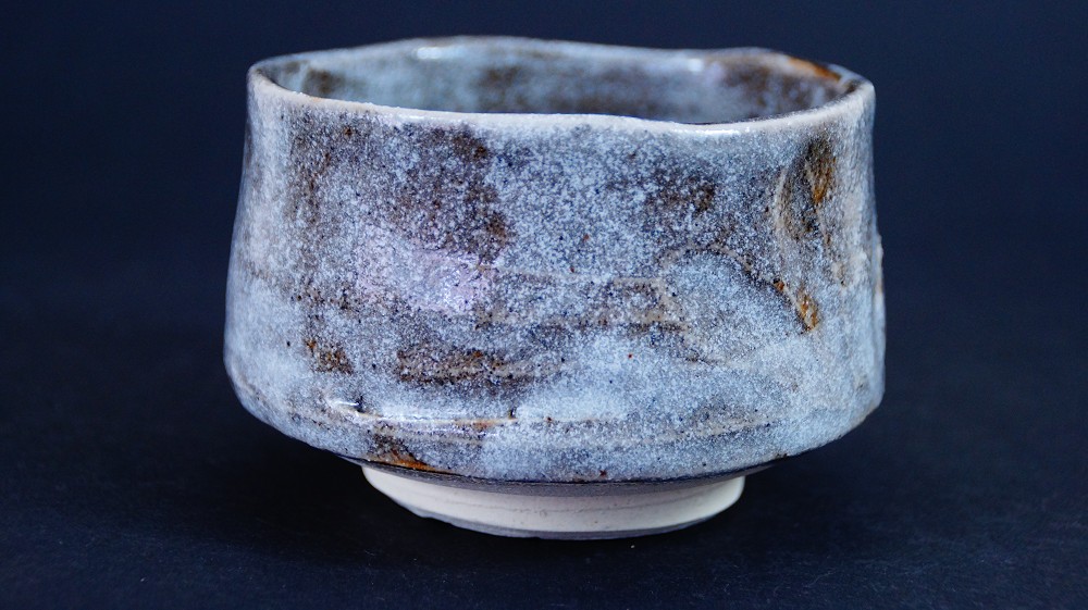 Weitere Seitenansicht der Chawan aus Shino-Keramik von Kazufumi Wada mit changierender graublauer Glasur