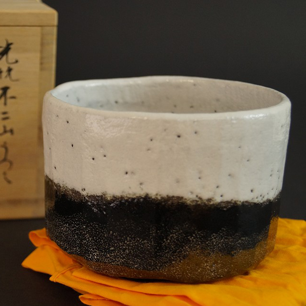 Chawan motyw Fuji-San ceramika Raku autorstwa Shoraku Sasaki motyw zbliżenie podgląd