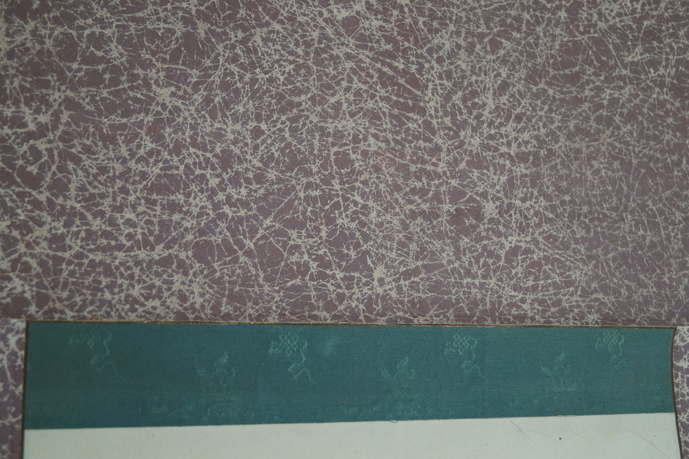 Two bulls close-up of the mauve-colored fabric mounting mounting detail
