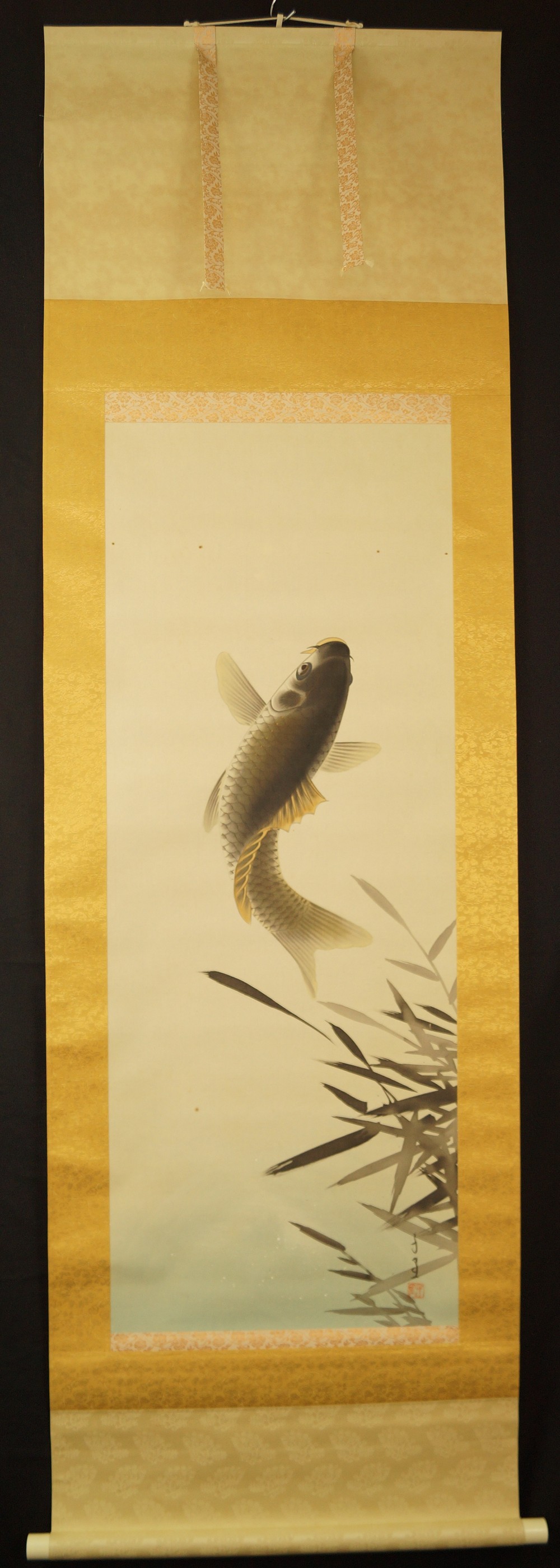 Springender Koi Kakemono Gesamtansicht Rollbild