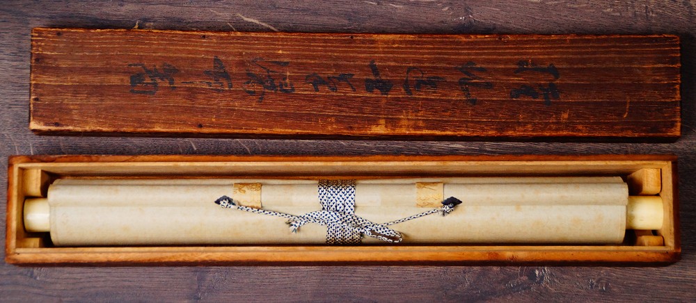Zusammengerolltes Kakemono von Ikeda Keisen mit Kordelverschnuerung in der Aufbewahrungsbox