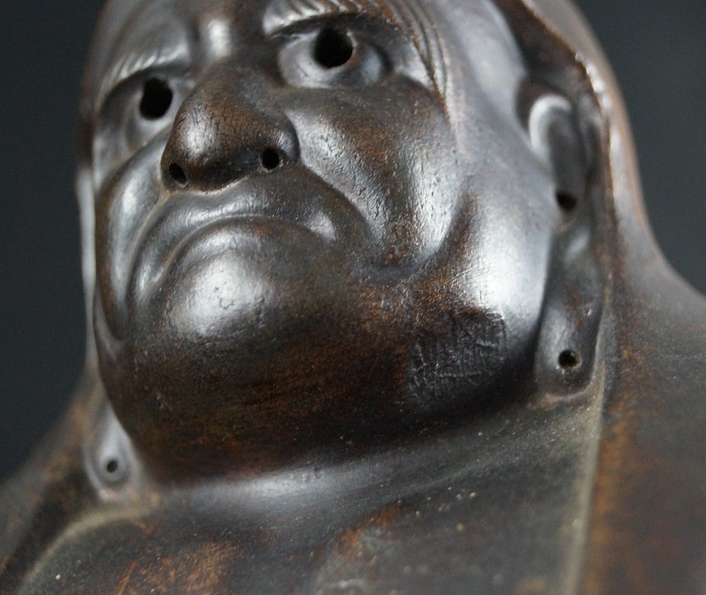 Bodhidharma Daruma nachdenklicher Blick Bizen Keramik Gesicht Nahaufnahme 3