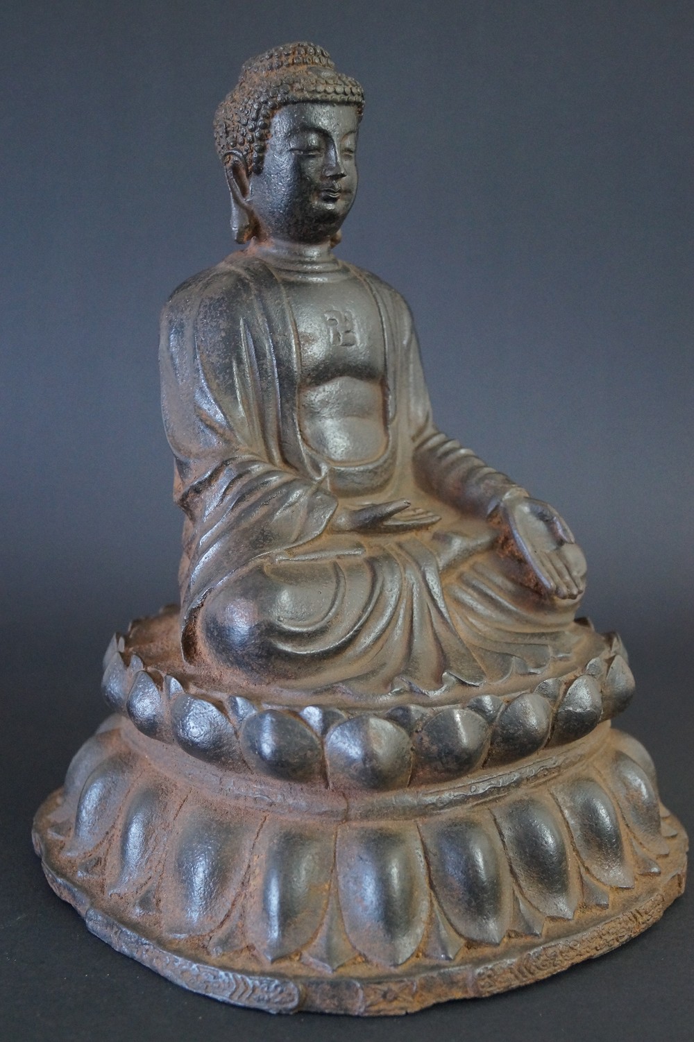 Japanische Buddhafigur aus Eisen Seitenansicht 1