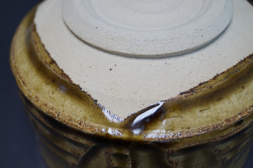 Ciotola da tè chawan Seto di Kazufumi Wada primo piano fondo 2