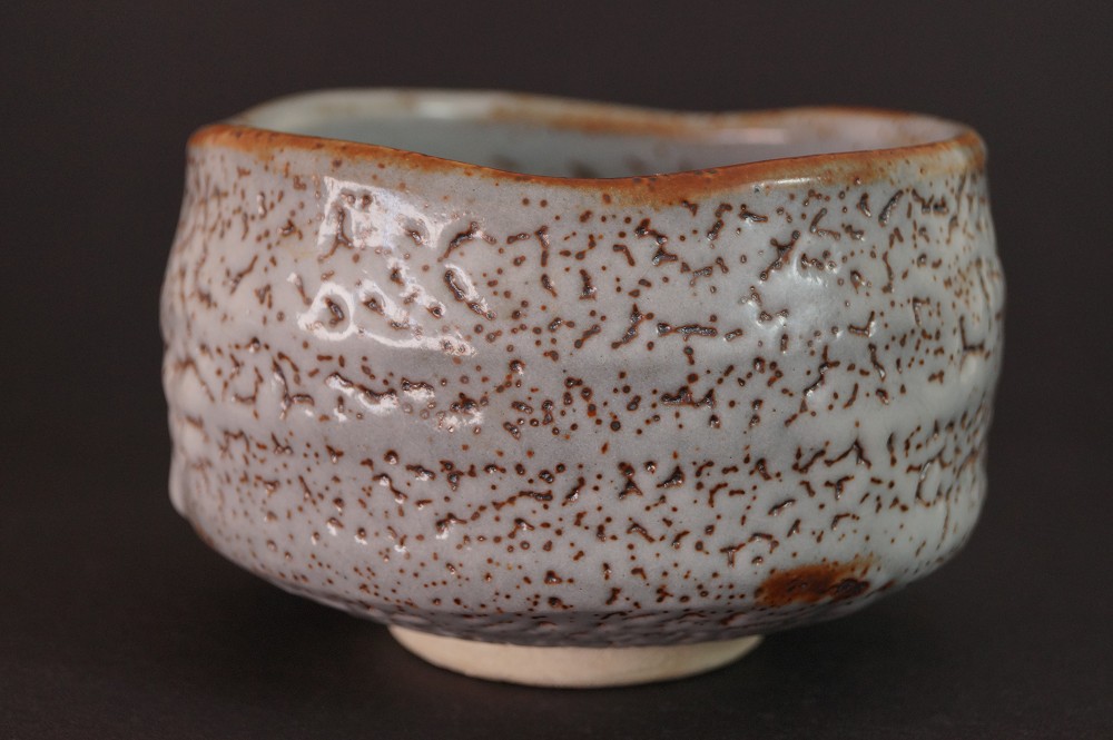 Chawan Shino par Shuzo Kato vue de côté 1