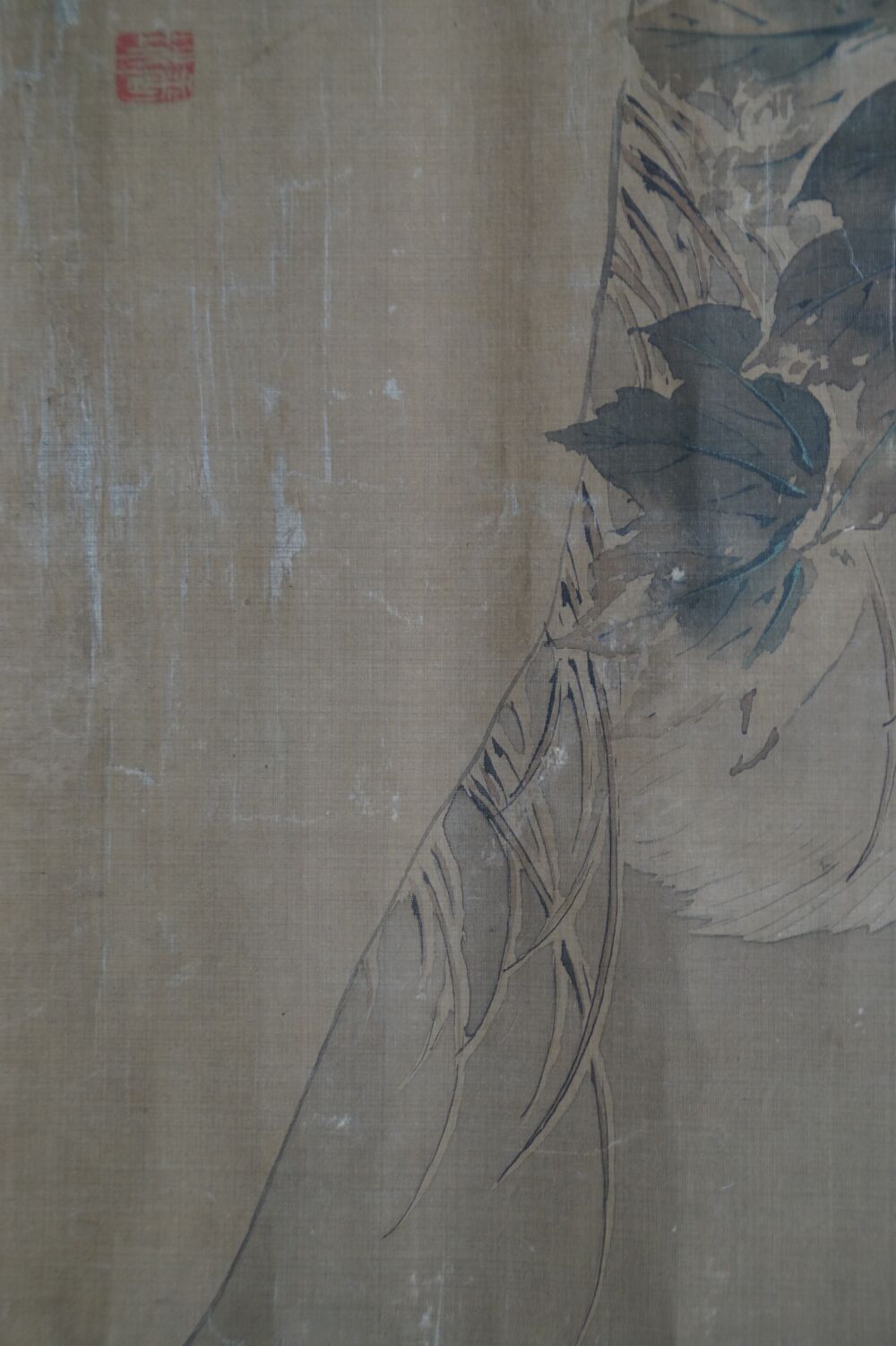 Vue détaillée du plumage du héron et du feuillage avec sceau rouge dans le kakemono héron dans la splendeur silencieuse des pivoines