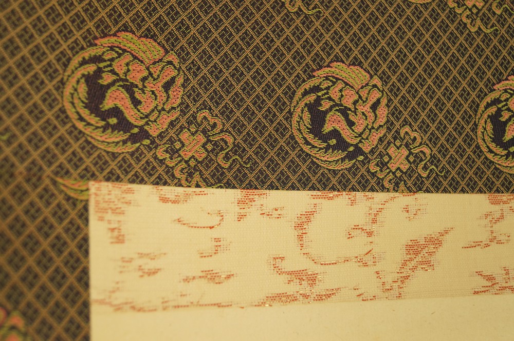 Dame unter Glyzinienblueten Montierungsdetail