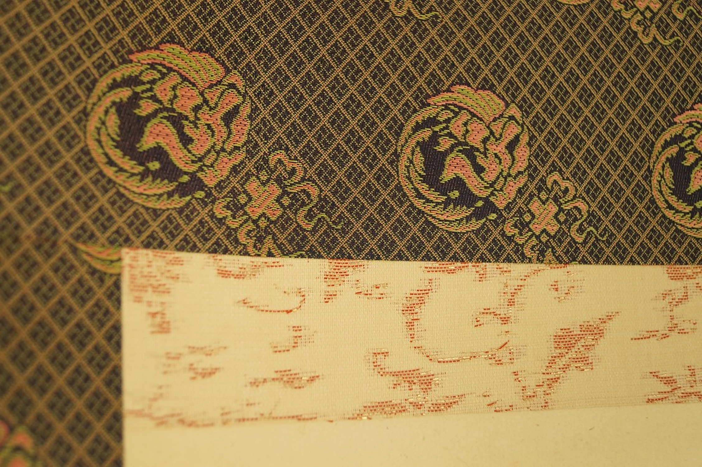 Dame mit Oni unter Glyzinienblüten Montierungsdetail