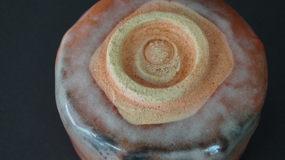 Detailansicht des Standfusses mit eingepraegtem Kuenstlersiegel der Chawan Teeschale aus Raku-Keramik