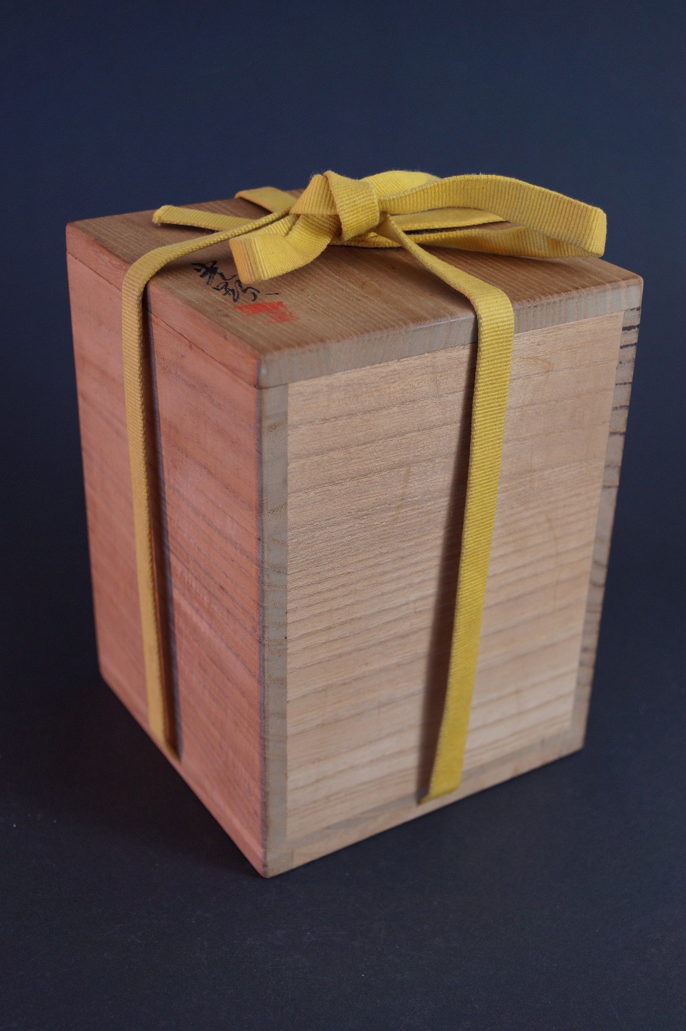 Caja de conservación de la tokkuri atada con cordón amarillo