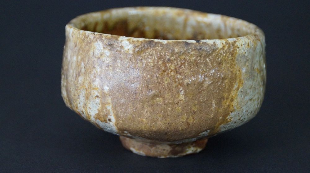 Weitere Ansicht der Chawan Teeschale aus Shigaraki-Keramik mit heller Feldspatglasur