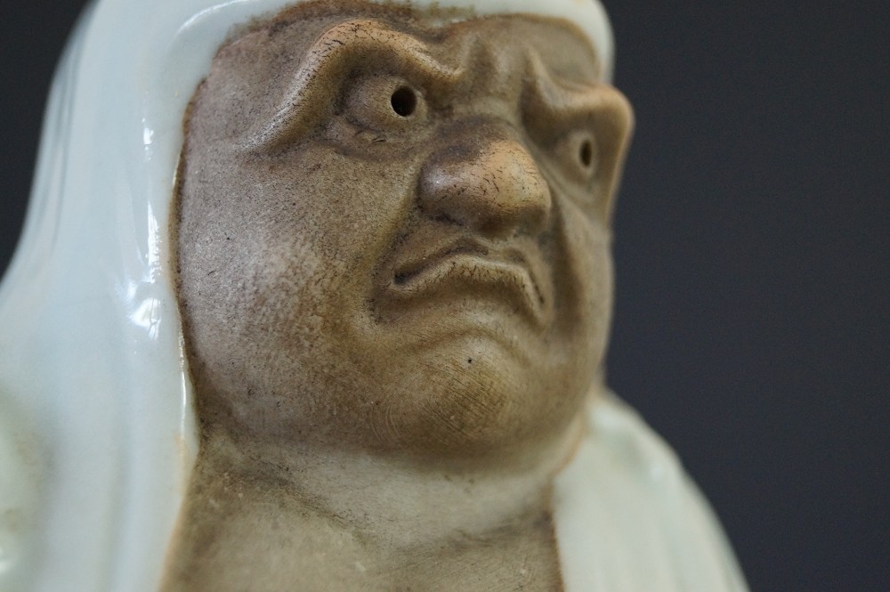 Japanische Bodhidharma Daruma Figur aus Kutani Porzellan Motiv Nahaufnahme 2